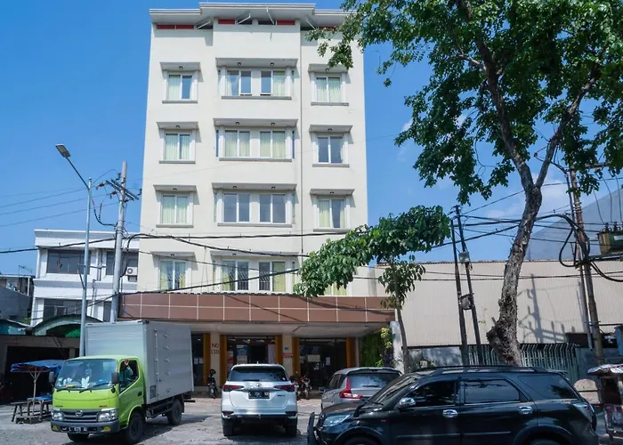 RedDoorz Plus Syariah near Pasar Turi Surabaya